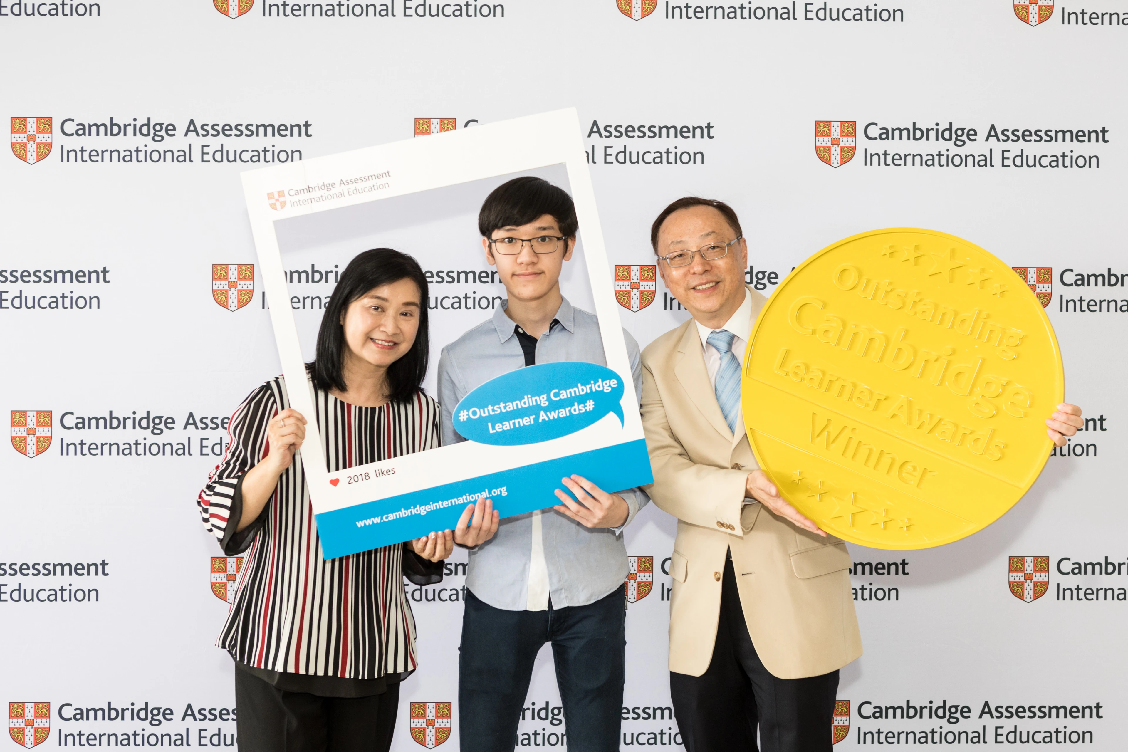 錢博士向 Ho Chun 頒發 Outstanding Cambridge Learners Awards 證書和獎牌。